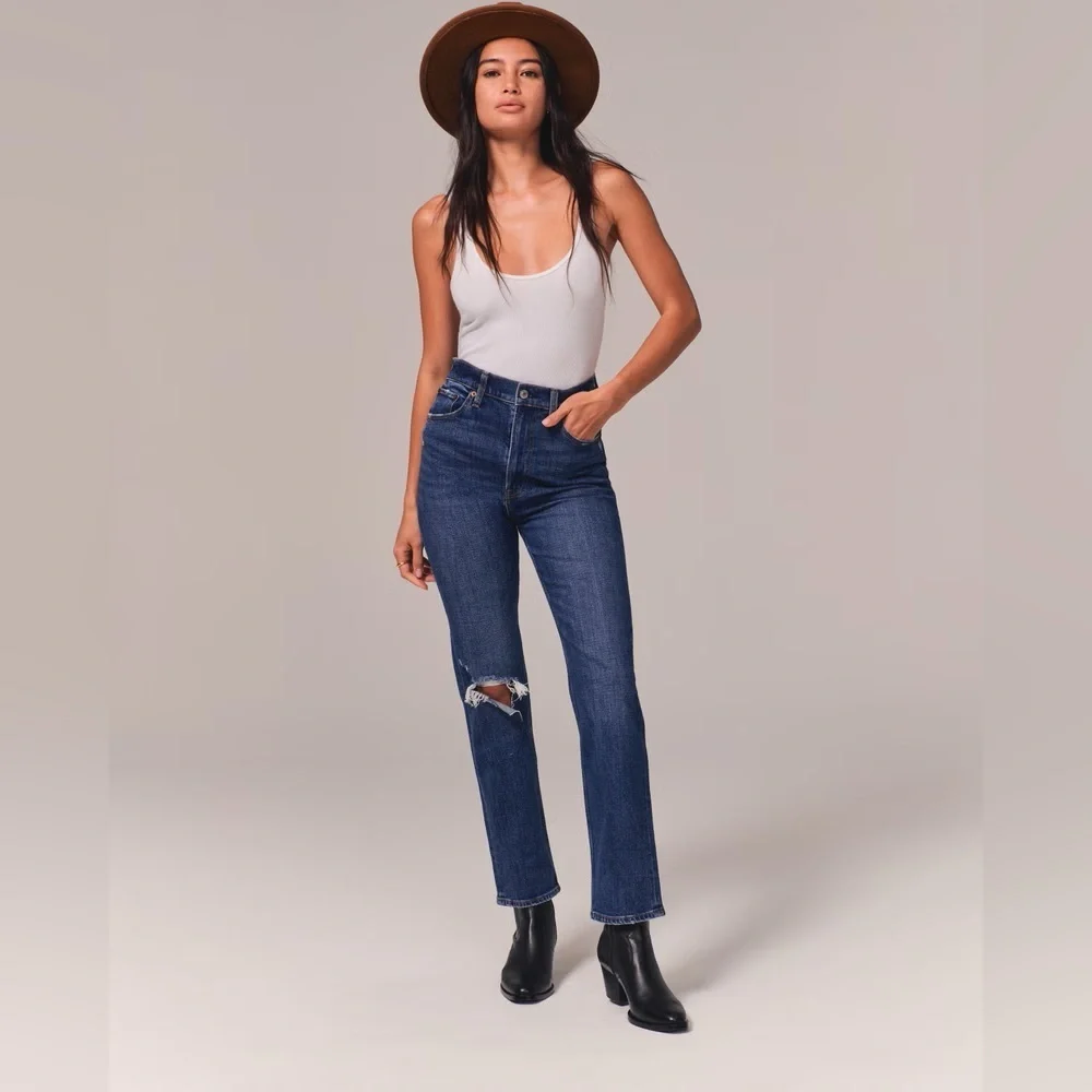 Hollister| Distressed Ultra Hi-Rise Ankle Mom Jean